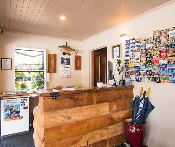 Отель Parklands Motorlodge & Holiday Park