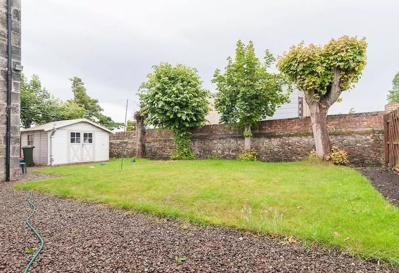 تختخواب و صبحانه Aynetree Guest House