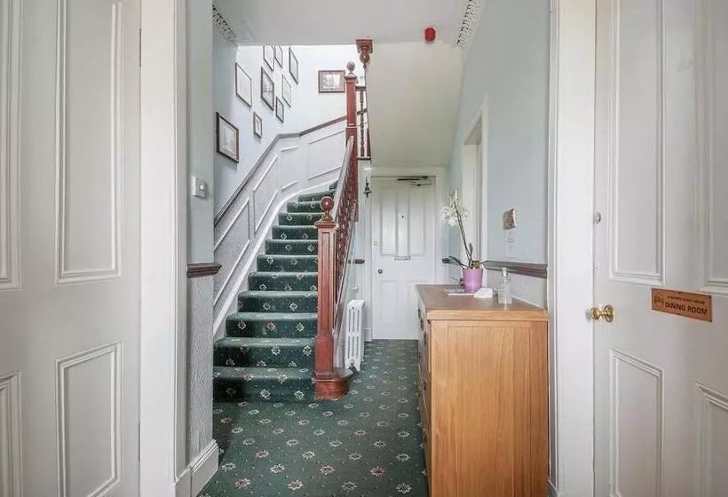 تختخواب و صبحانه Aynetree Guest House