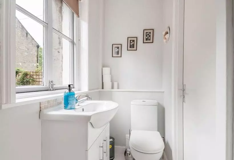 تختخواب و صبحانه Aynetree Guest House