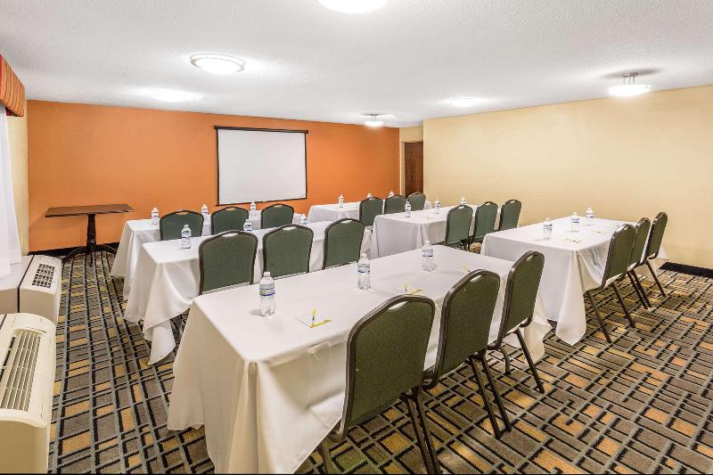 Отель Clarion Pointe South Boston Danville East