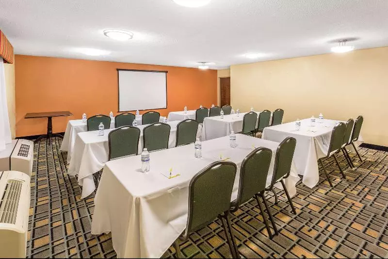 ホテル Clarion Pointe South Boston Danville East