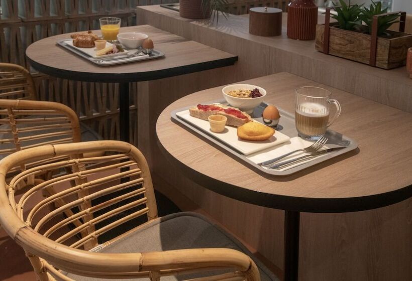 Отель Ibis Golfe De Sainttropez