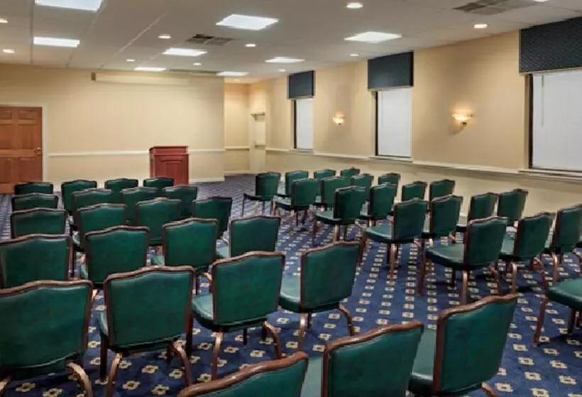 Отель Red Roof Inn & Suites Newport News