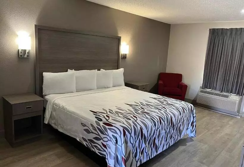 Отель Red Roof Inn & Suites Newport News