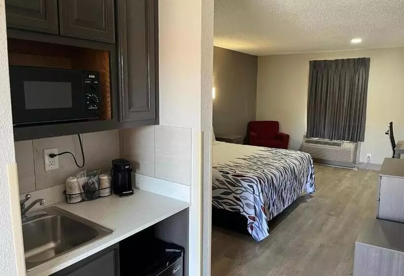 Отель Red Roof Inn & Suites Newport News