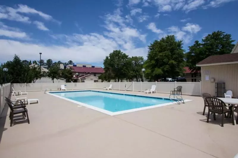 Отель Red Roof Inn & Suites Newport News