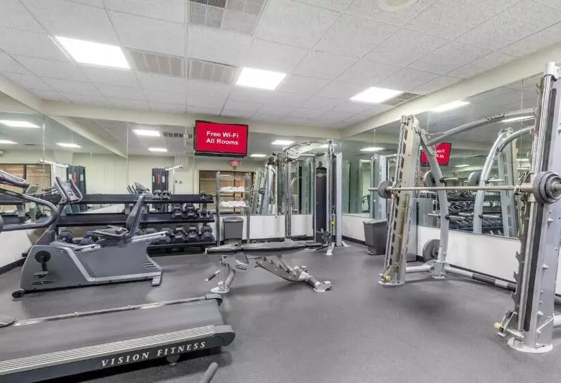 Отель Red Roof Inn & Suites Newport News