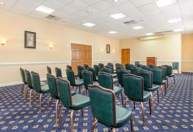 Отель Red Roof Inn & Suites Newport News