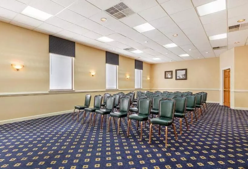 Отель Red Roof Inn & Suites Newport News