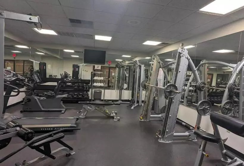 Отель Red Roof Inn & Suites Newport News