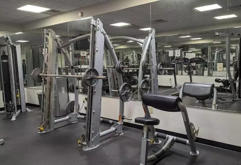 Отель Red Roof Inn & Suites Newport News