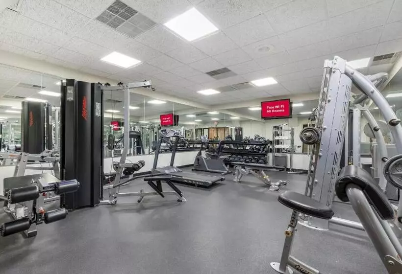 Отель Red Roof Inn & Suites Newport News