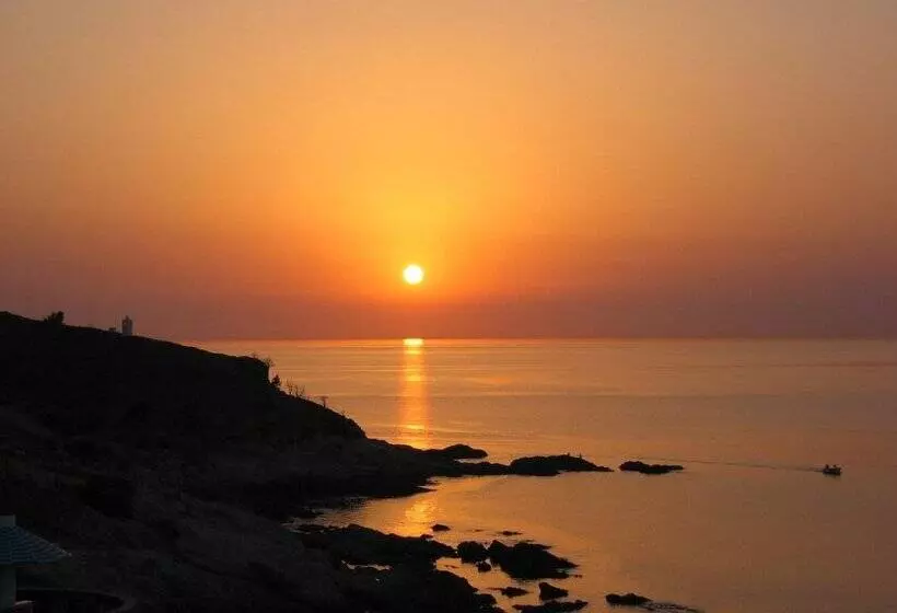 Cavos Bay Hotel & Studios