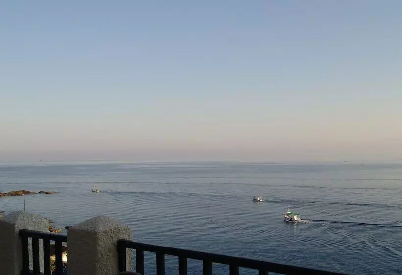 Cavos Bay Hotel & Studios