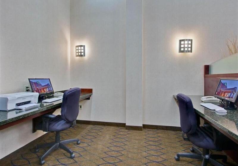 酒店 Comfort Inn & Suites