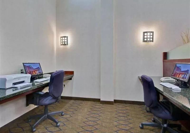 酒店 Comfort Inn & Suites