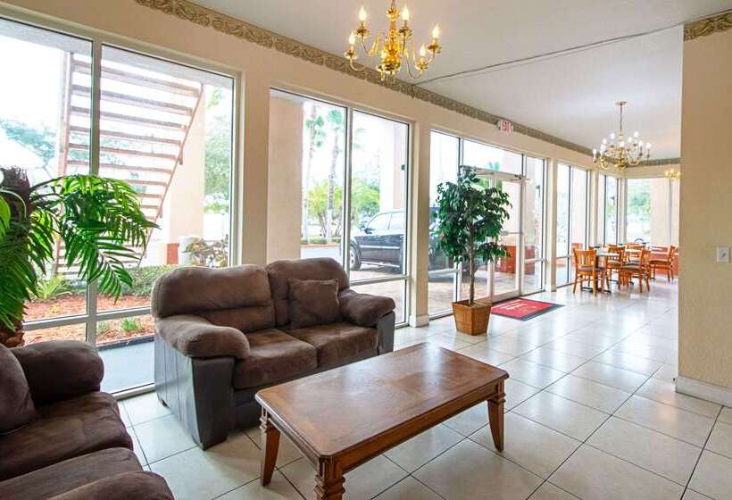 فندق Econo Lodge Inn & Suites