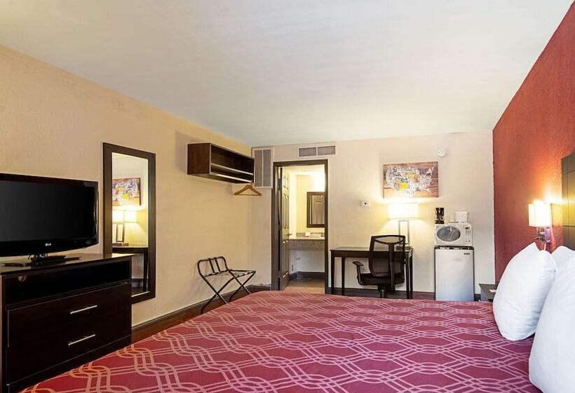 فندق Econo Lodge Inn & Suites