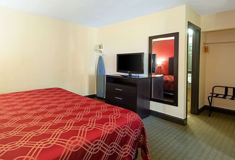 فندق Econo Lodge Inn & Suites
