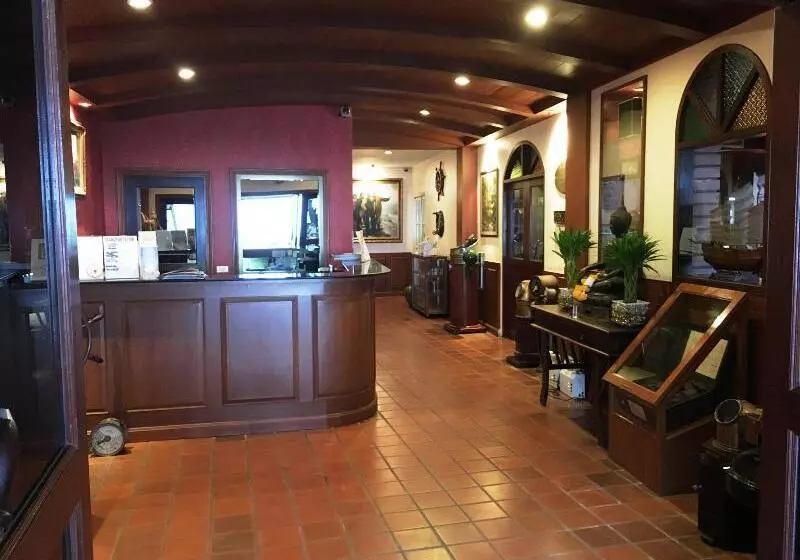 호텔 Jomtien Boathouse