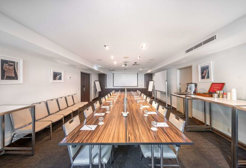 Отель Oaks Casuarina Santai Resort