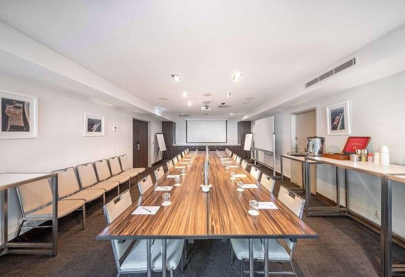 Отель Oaks Casuarina Santai Resort