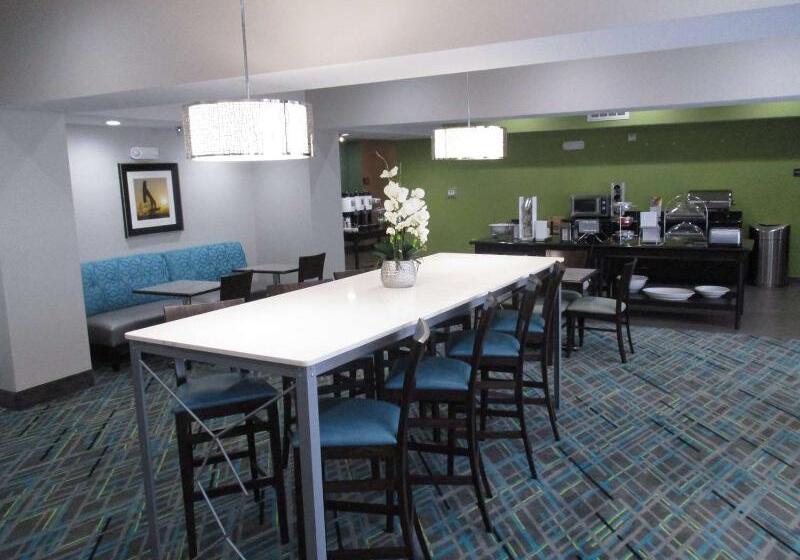 Отель Ramada By Wyndham Burkburnett / Wichita Falls