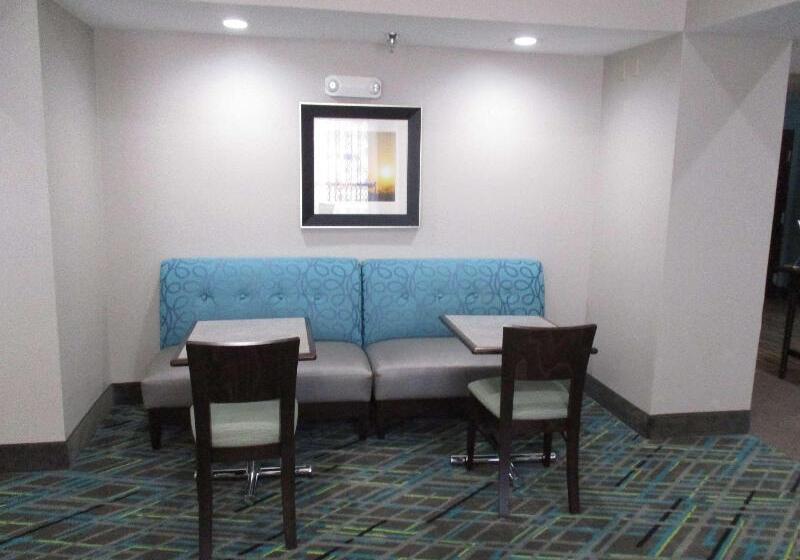 Отель Ramada By Wyndham Burkburnett / Wichita Falls