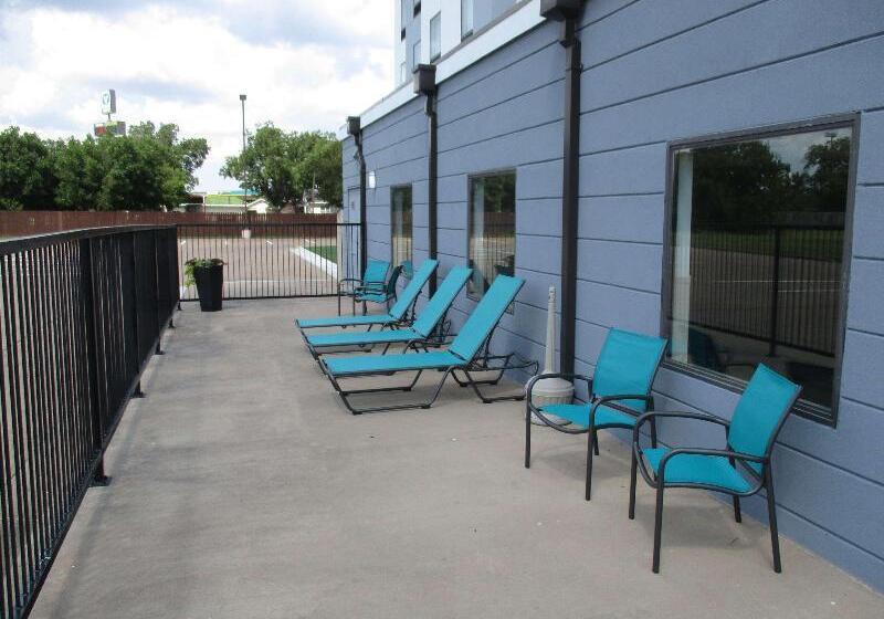 Отель Ramada By Wyndham Burkburnett / Wichita Falls