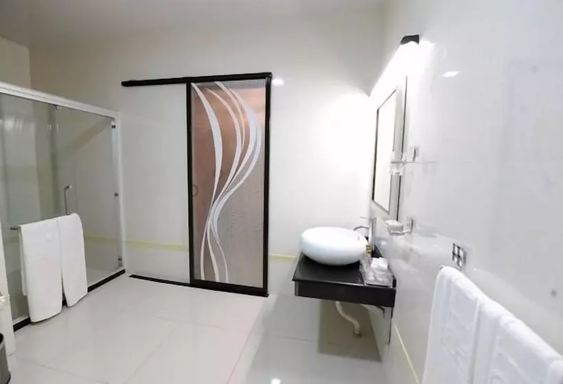 هتل Ritz Waku Kungo