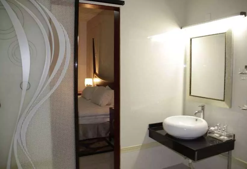 هتل Ritz Waku Kungo