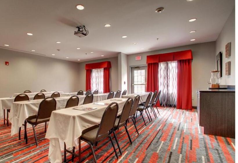 Отель La Quinta Inn & Suites By Wyndham Meridian