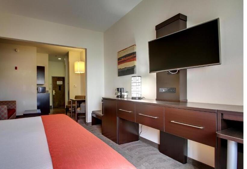 Отель La Quinta Inn & Suites By Wyndham Meridian