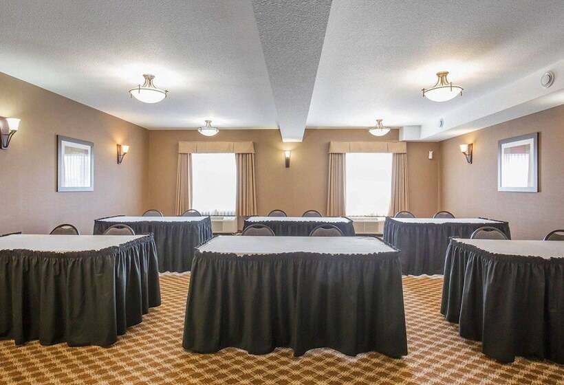 Отель Comfort Inn & Suites