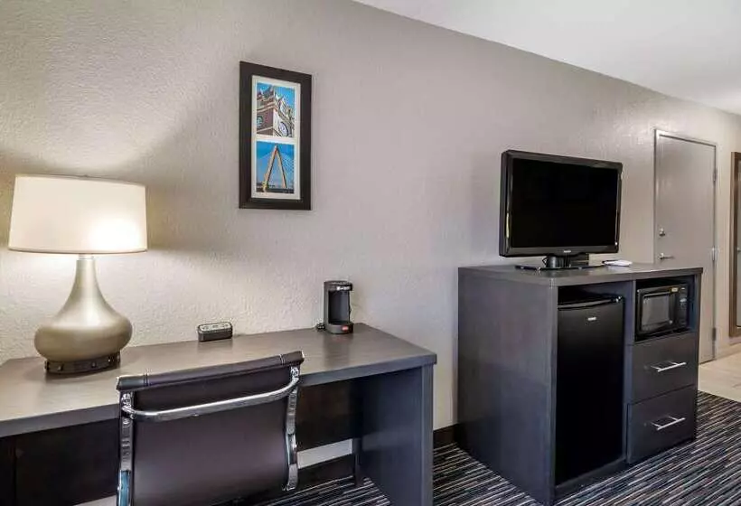 Отель Comfort Inn & Suites