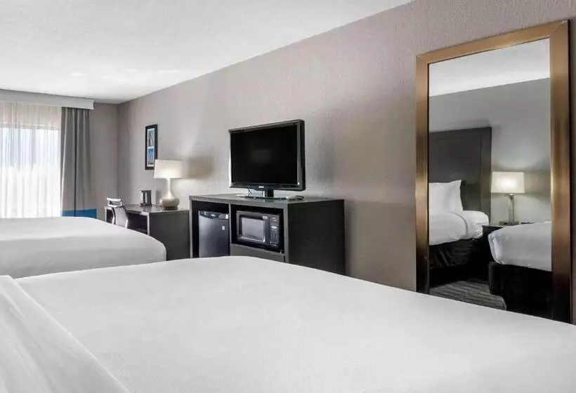 Отель Comfort Inn & Suites