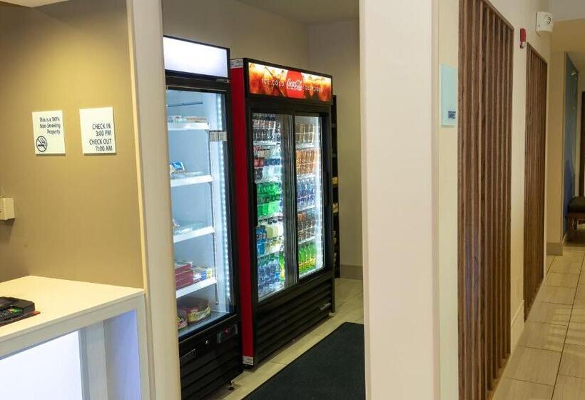 Отель Holiday Inn Express & Suites Iron Mountain, An Ihg