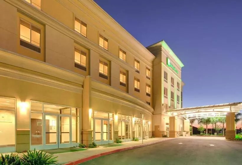 בית מלון כפרי Holiday Inn & Suites Bakersfield, An Ihg