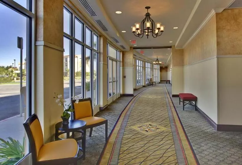 בית מלון כפרי Holiday Inn & Suites Bakersfield, An Ihg