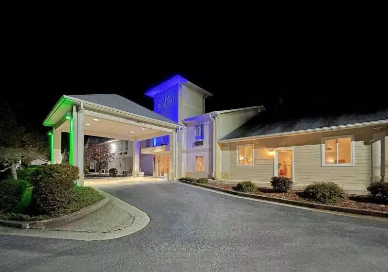 Отель Clarion Pointe Dillard Near Blue Ridge Mountains