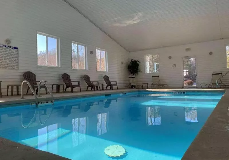 Отель Clarion Pointe Dillard Near Blue Ridge Mountains