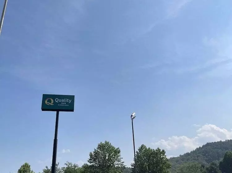 Отель Clarion Pointe Dillard Near Blue Ridge Mountains