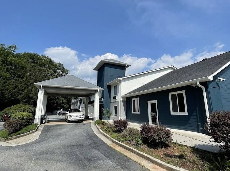 בית מלון כפרי Clarion Pointe Dillard Near Blue Ridge Mountains