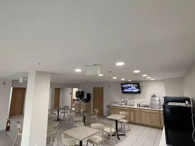 Отель Clarion Pointe Dillard Near Blue Ridge Mountains