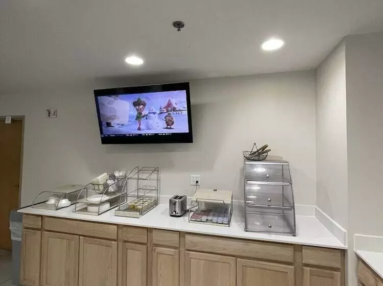 Отель Clarion Pointe Dillard Near Blue Ridge Mountains