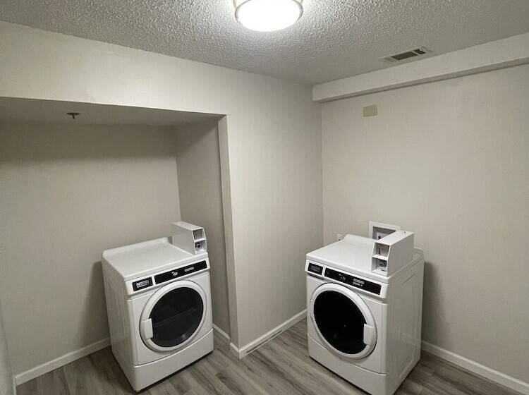 בית מלון כפרי Clarion Pointe Dillard Near Blue Ridge Mountains