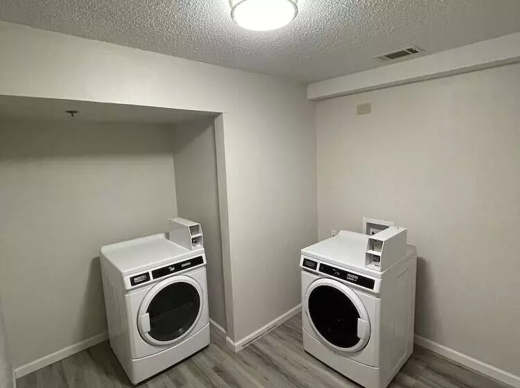 Отель Clarion Pointe Dillard Near Blue Ridge Mountains