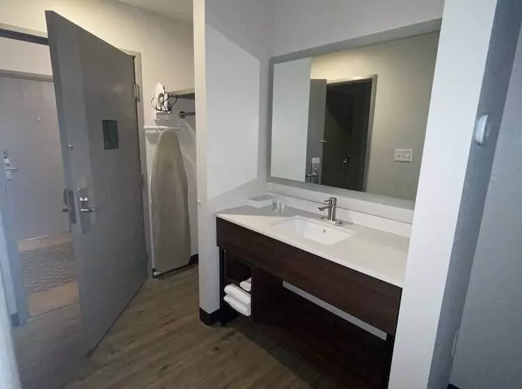 Отель Clarion Pointe Dillard Near Blue Ridge Mountains