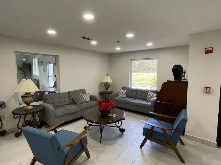 Отель Clarion Pointe Dillard Near Blue Ridge Mountains